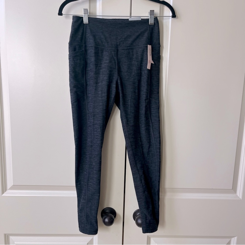 NWT Victoria’s Secrets On Point Flow Leggings 7/8 length Sz 6